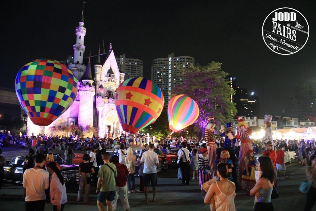 Night view from Jodd Fairs DanNeramit: new night market in Bangkok